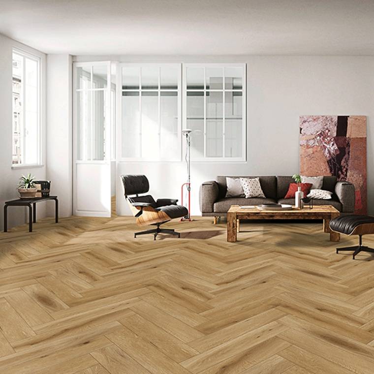 Silts ozola zīmogparkets minimālistiskā viesistabā ar Eames krēslu un abstraktu gleznu