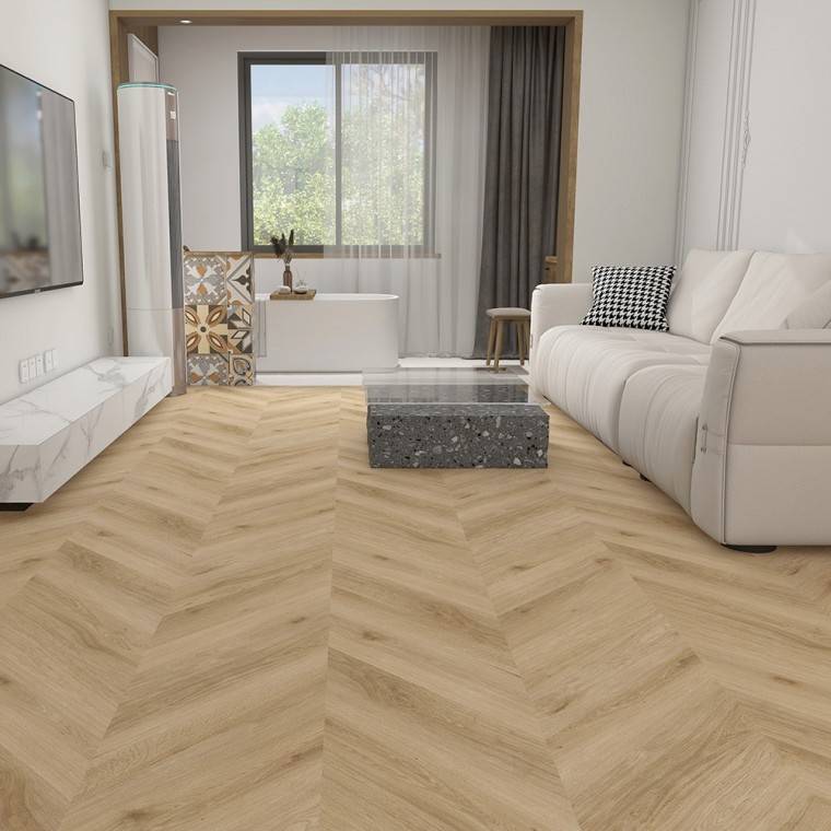 Gaišs ozola ševrona vinila grīda modernā dzīvojamā istabā ar baltu dīvānu un terrazzo galdu