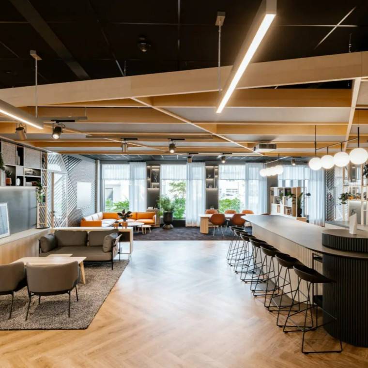 Biroja interjers Business Garden projektā ar LVT vinila grīdu klasiskā skujiņas rakstā